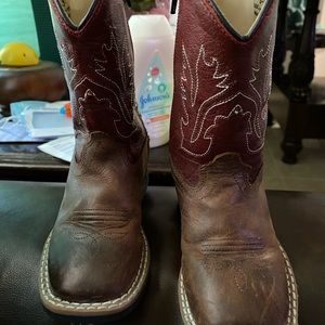 Boots toddler boy 7.5 D